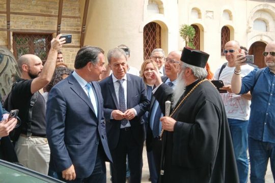 Ο μητροπολίτης Κοζάνης Παύλος υποδέχεται τον Αδωνη Γεωργιάδη και στέλνει για καφέ την υπόλοιπη συνοδεία